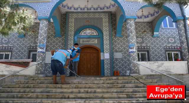 KUŞADASI BELEDİYESİ’NDEN CAMİLERDE BAYRAM TEMİZLİĞİ