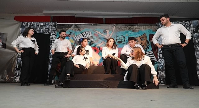 Burhaniye’de Tiyatro Rüzgârı Esti