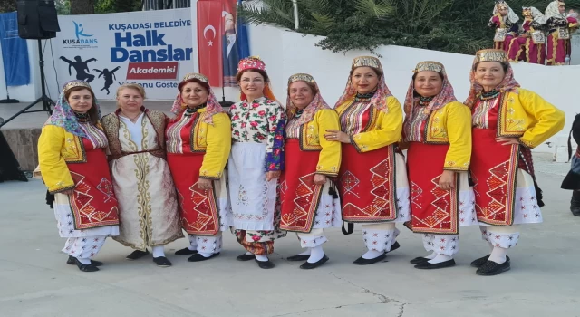 EGELİ BAYAN FOLKLÖR EKİBİ DANSLARIYLA BÜYÜLEDİLER