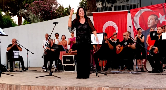 Kuşadası'nda faaliyet gösteren ve şefliğini Zekiye Altıntaş'ın yaptığı Ada THM Korosu iki bölümden oluşan bir konser verdi.