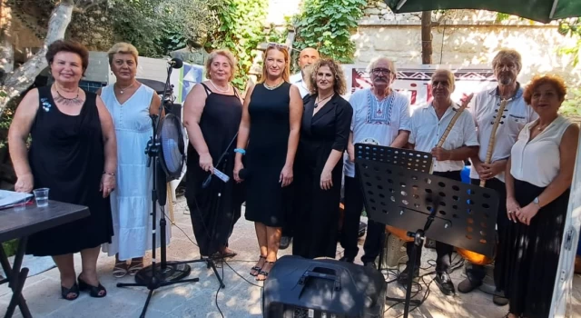 KUŞADASI MÜBADELE DERNEĞİNİN DÜZENLEDİĞİ ETKİNLİKTE; KİLİM KOROSU HARİKA TÜRKÜ DİNLETİSİ SUNDU